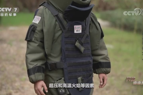排爆服有多厚多沉？MK5排爆服了解一下