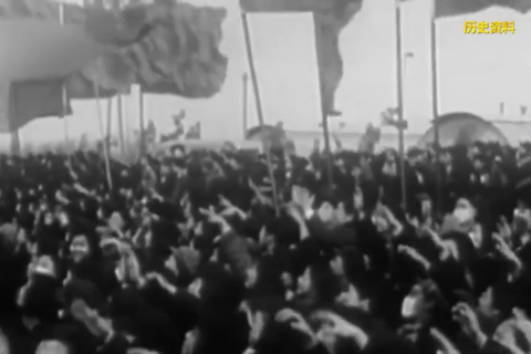 1952年3月8日：新中国第一批女飞行员接受检阅