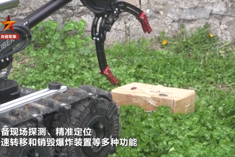 小身材大能量！看新型排爆机器人爬坡上楼精准排爆